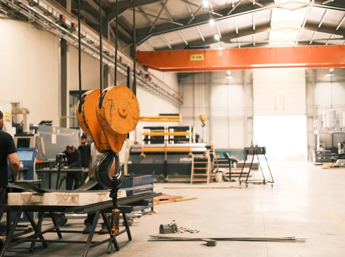 Výrobní dílna FORMA WORKS s průmyslovými stroji
